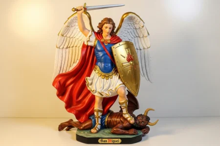 Oración a San Miguel Arcángel para protección del hogar 4 esquinas 4 Poderosa Oración a San Miguel Arcángel para protección del hogar 4 esquinas: Estatua policromada de San Miguel con espada alzada y escudo dorado flamígero, manto rojo ondeante, vence al demonio bajo sus pies; ideal para invocar protección en las cuatro esquinas del hogar.