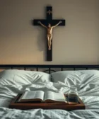 Cómo Integrar esta Oración para un Enfermo en Cama en Tu Vida Diaria, presenta una cama con una Biblia abierta en una bandeja, bajo un crucifijo en la pared, simbolizando devoción y esperanza en medio de la dificultad.