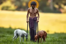 Cómo Rezar la Oración a San Lázaro: Imagen de San Lázaro caminando con dos perros, iluminado por un halo dorado, en un entorno natural, evocando espiritualidad y devoción.