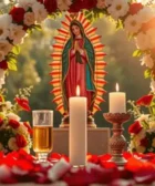 Frases Poderosas para Invocar la Sanación Divina: Imagen de un altar al aire libre con la Virgen, rodeado de flores y velas encendidas, iluminado por la luz del sol al atardecer.