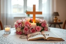 Oración Poderosa por la Sanidad de tu Abuela: Una cruz de madera, flores rosadas y un libro abierto con un rosario, rodeados de velas encendidas, simbolizando devoción y esperanza.